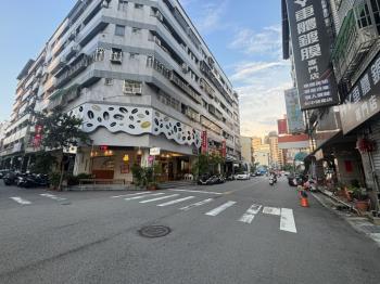 正五期顯眼雙車位角間店面