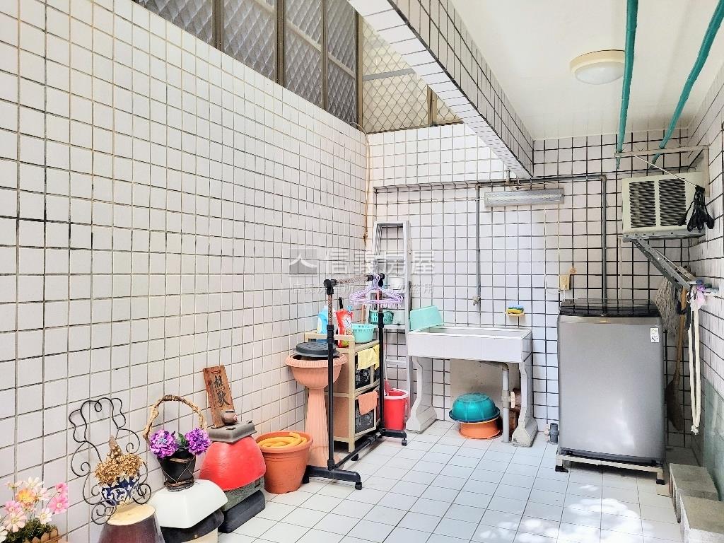 挑高美裝潢一樓大庭院房屋室內格局與周邊環境