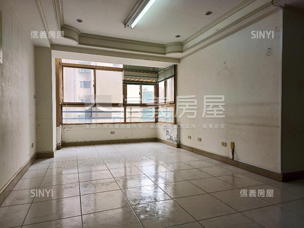 近捷運公園三房車位房屋室內格局與周邊環境