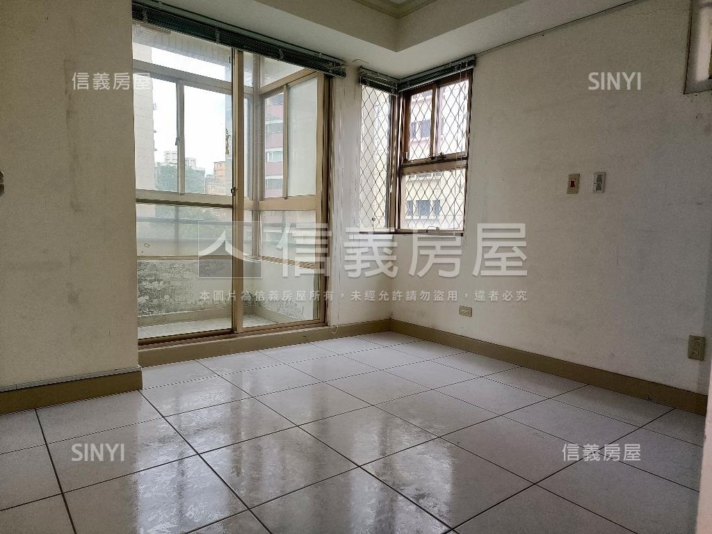 近捷運公園三房車位房屋室內格局與周邊環境