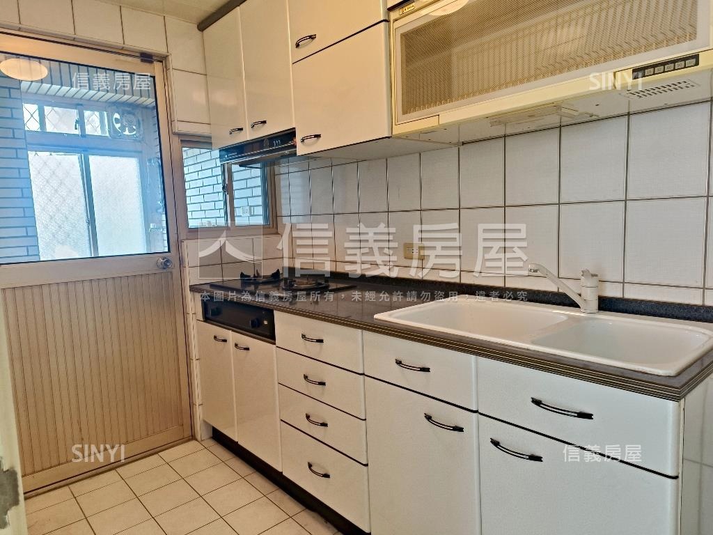 近捷運公園三房車位房屋室內格局與周邊環境