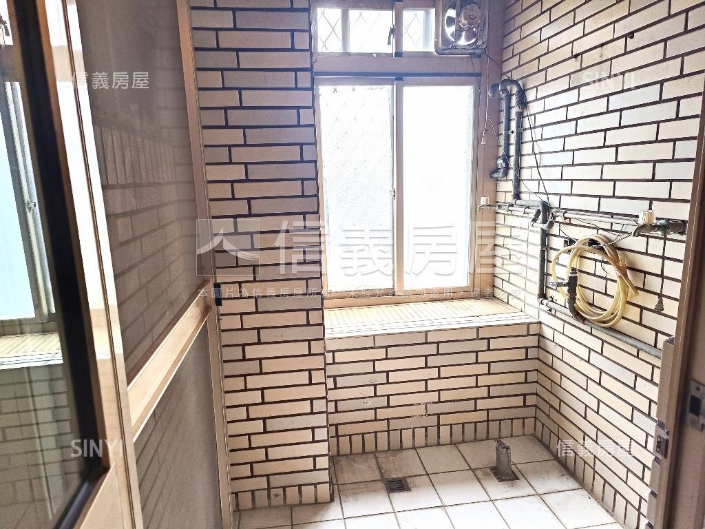 近捷運公園三房車位房屋室內格局與周邊環境