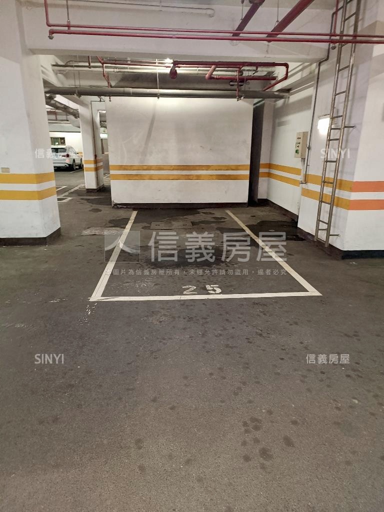 近捷運公園三房車位房屋室內格局與周邊環境