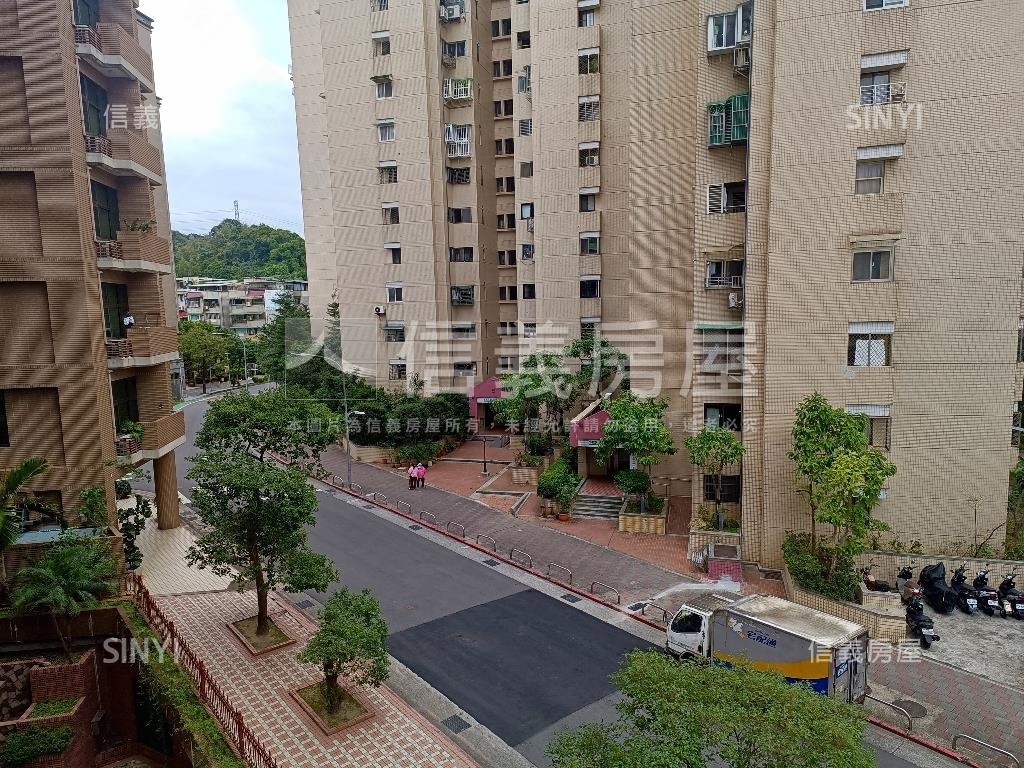 近捷運公園三房車位房屋室內格局與周邊環境