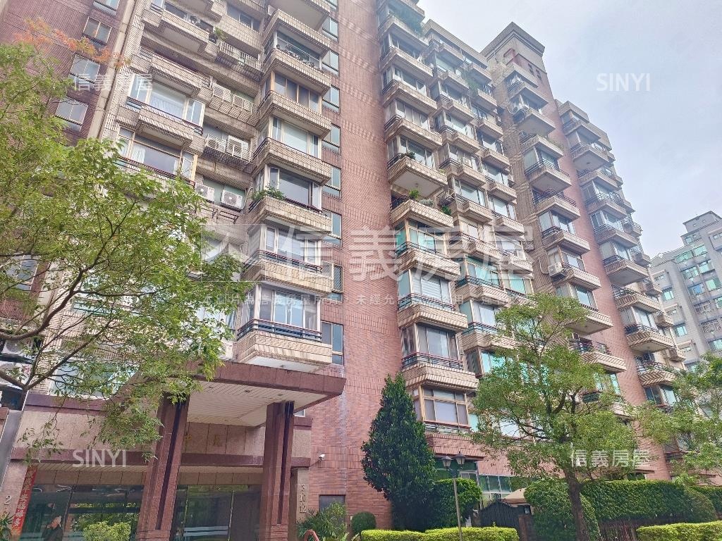 近捷運公園三房車位房屋室內格局與周邊環境