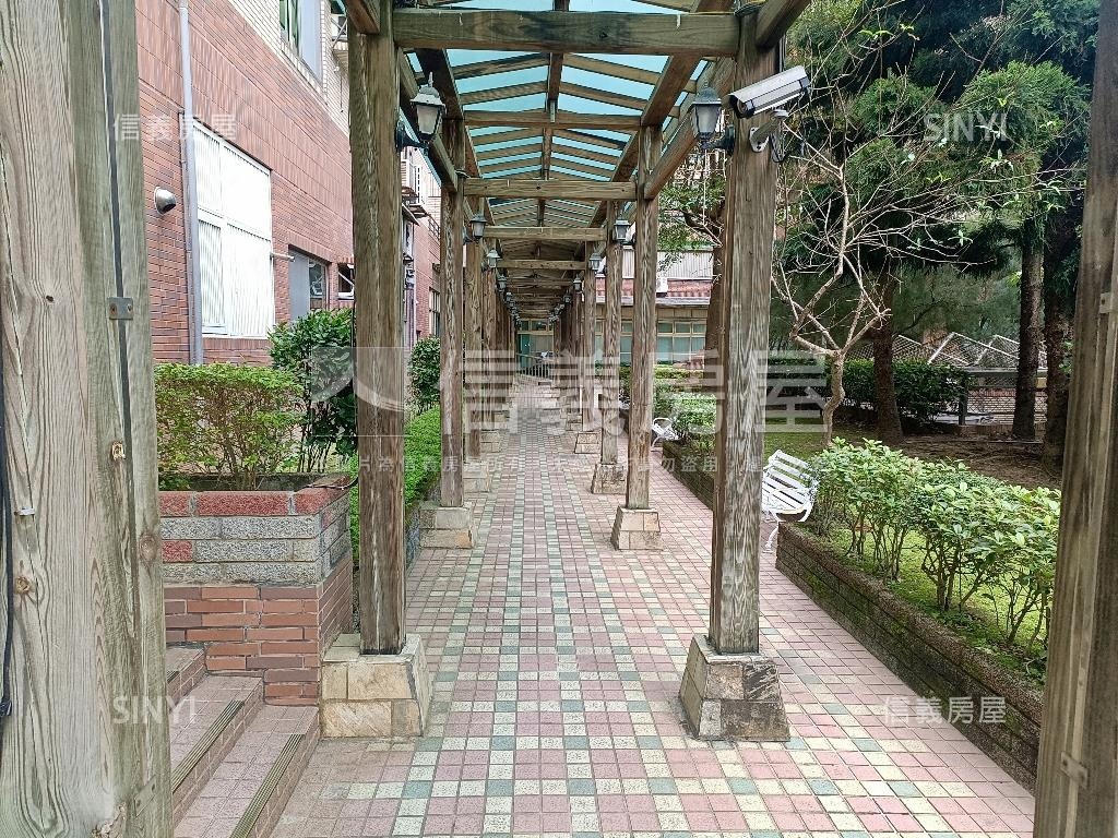 近捷運公園三房車位房屋室內格局與周邊環境