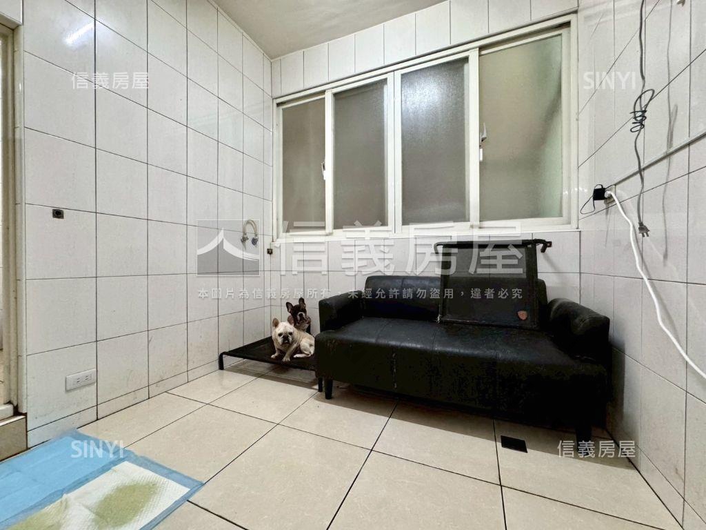 近一中商圈透天優質店面房屋室內格局與周邊環境