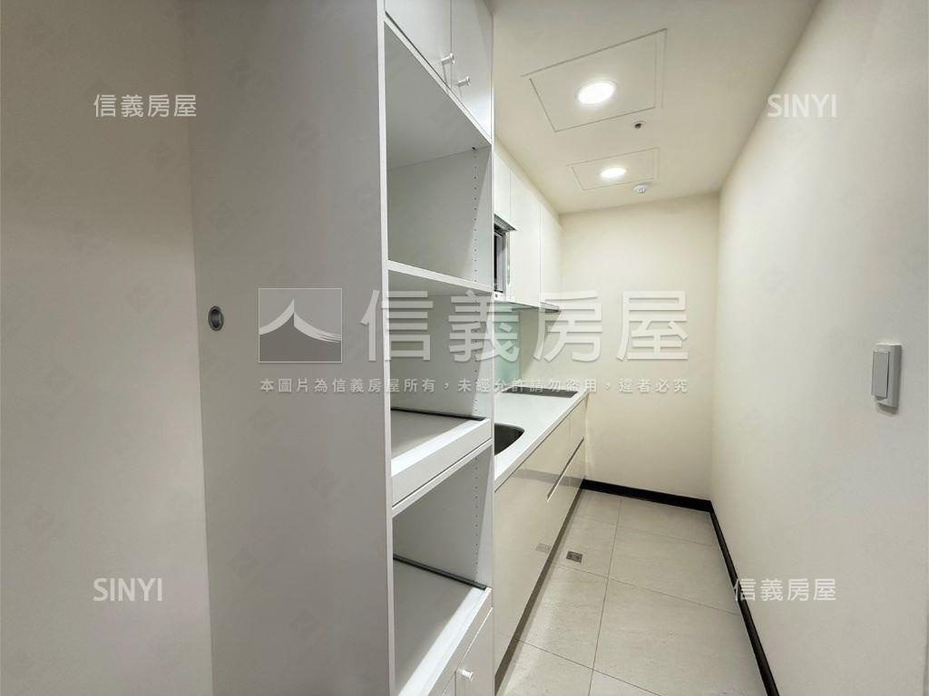 ＭＲＴ稀有Ｂ棟兩房車位房屋室內格局與周邊環境