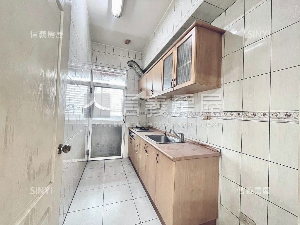 面公園邊間四房平車房屋室內格局與周邊環境