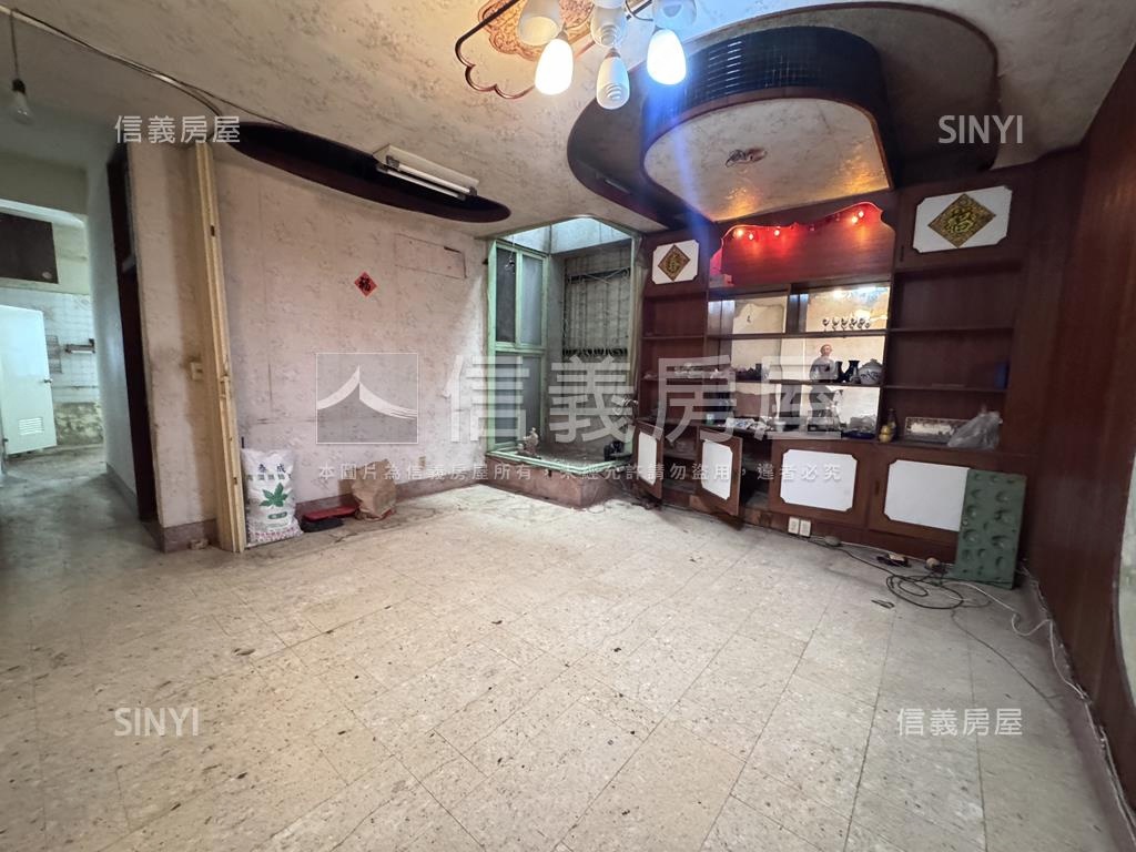 水萍塭公園對面的店面透天房屋室內格局與周邊環境