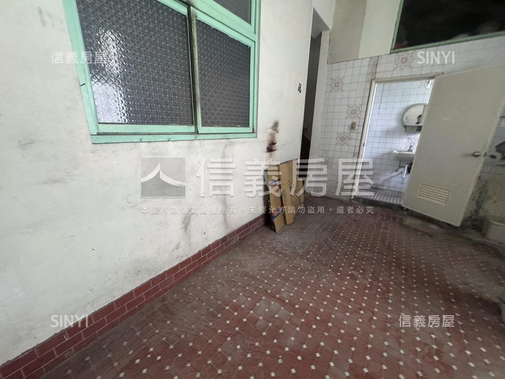 水萍塭公園對面的店面透天房屋室內格局與周邊環境