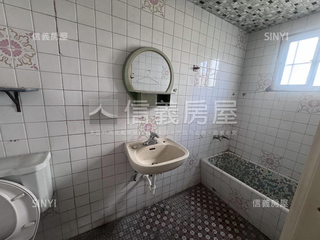 水萍塭公園對面的店面透天房屋室內格局與周邊環境