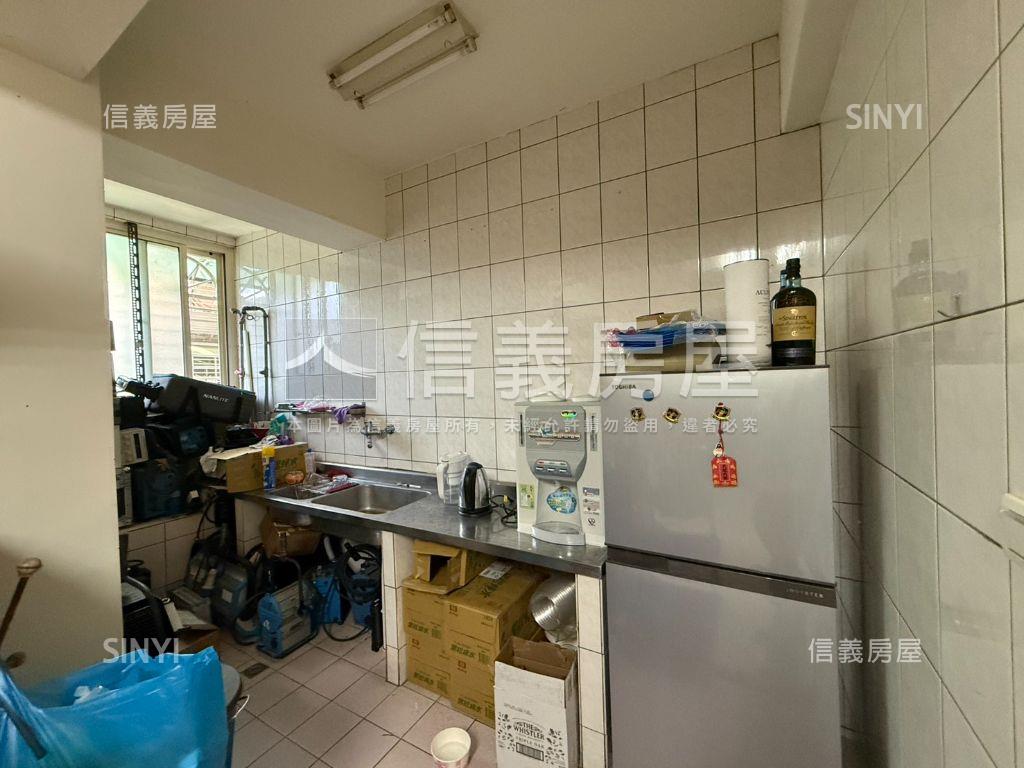 專任民族西路邊間方正華廈房屋室內格局與周邊環境
