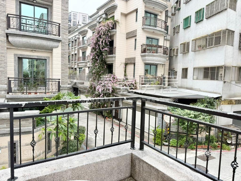 英倫園鼎·角窗電梯車墅房屋室內格局與周邊環境