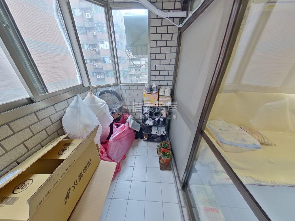 萬家福旁精緻三房車位房屋室內格局與周邊環境