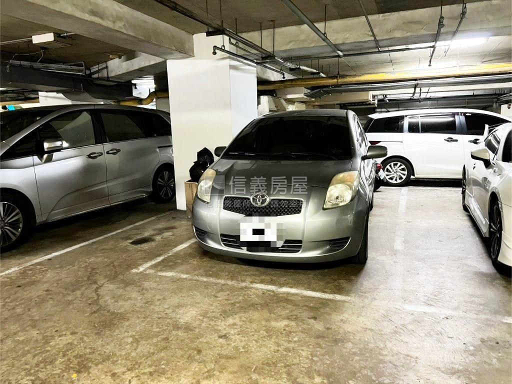 萬家福旁精緻三房車位房屋室內格局與周邊環境