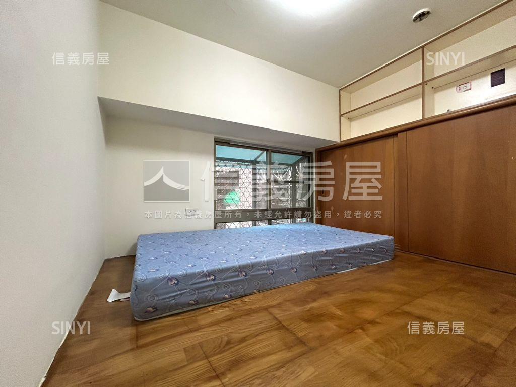 紅對綠挑高美屋有平面車房屋室內格局與周邊環境
