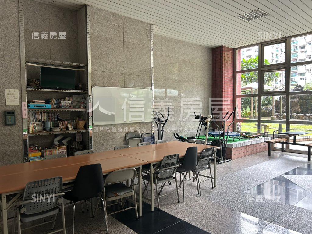 紅對綠挑高美屋有平面車房屋室內格局與周邊環境