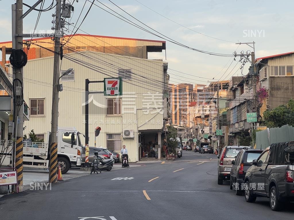 三車庫‧前後臨路．別墅房屋室內格局與周邊環境