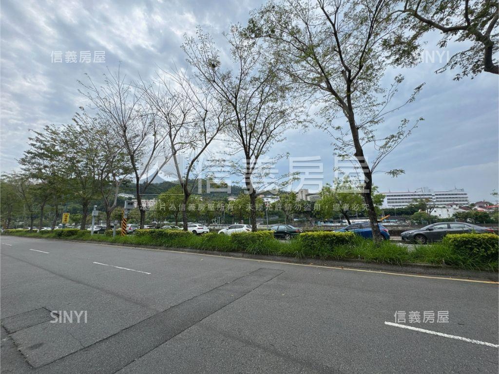 北屯面河岸朝南美電墅Ｂ房屋室內格局與周邊環境