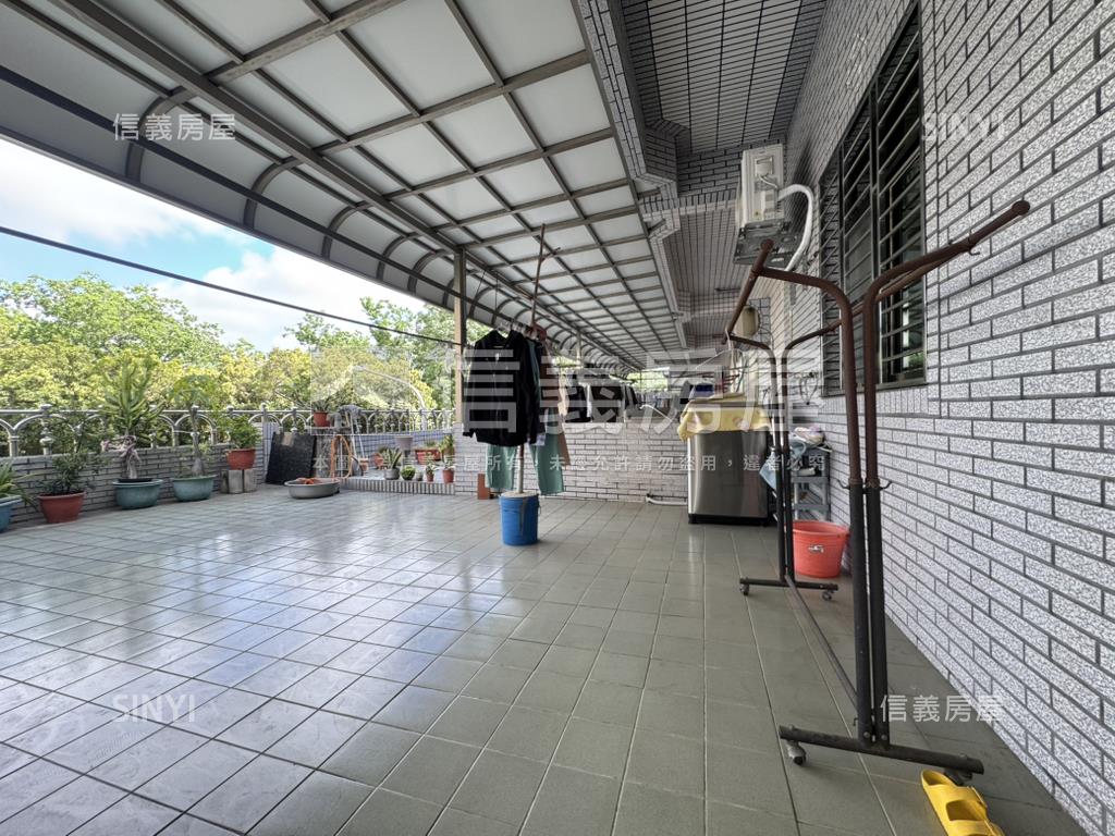 漢神微笑公園首排車庫透天房屋室內格局與周邊環境