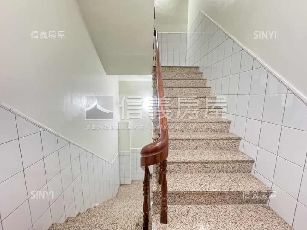 漢神微笑公園首排車庫透天房屋室內格局與周邊環境