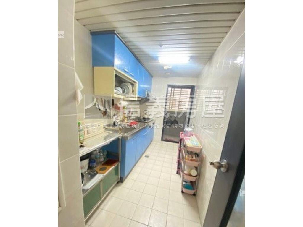 大鵬新城高樓層三房平車房屋室內格局與周邊環境