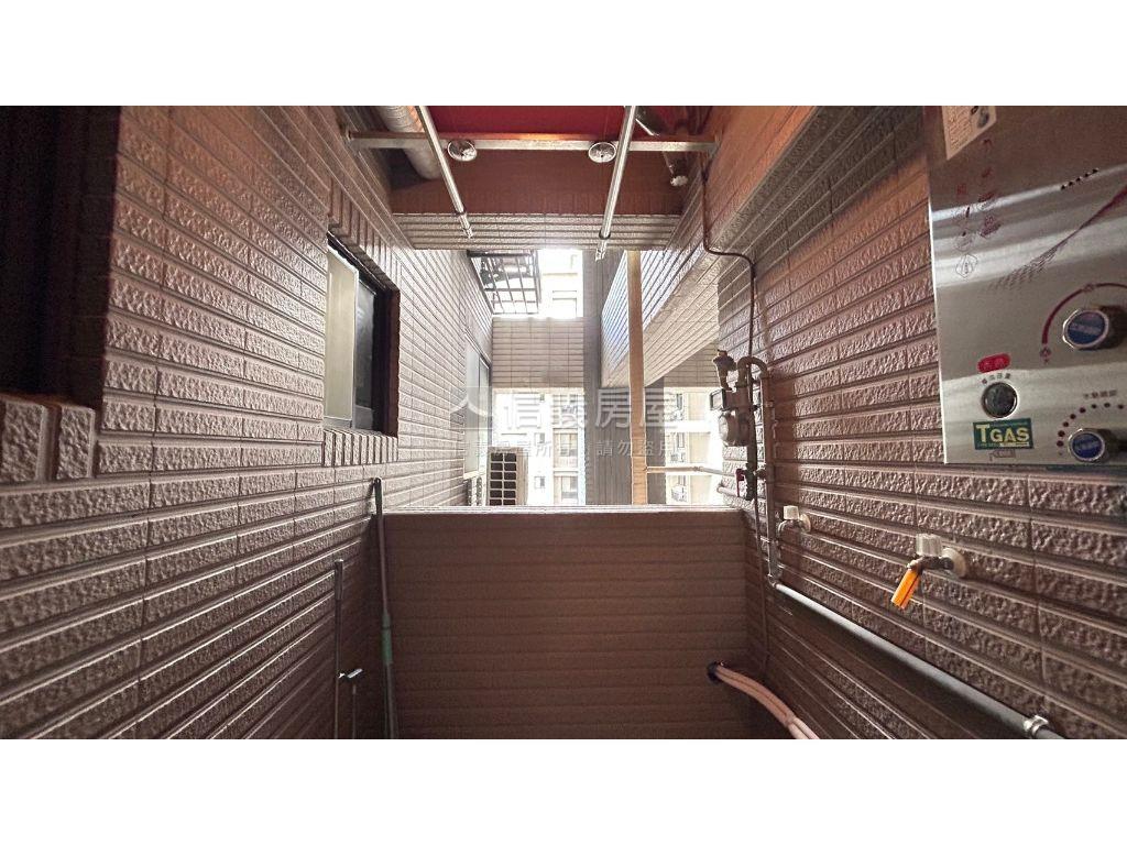 ★新月明亮三房帶租約出售房屋室內格局與周邊環境