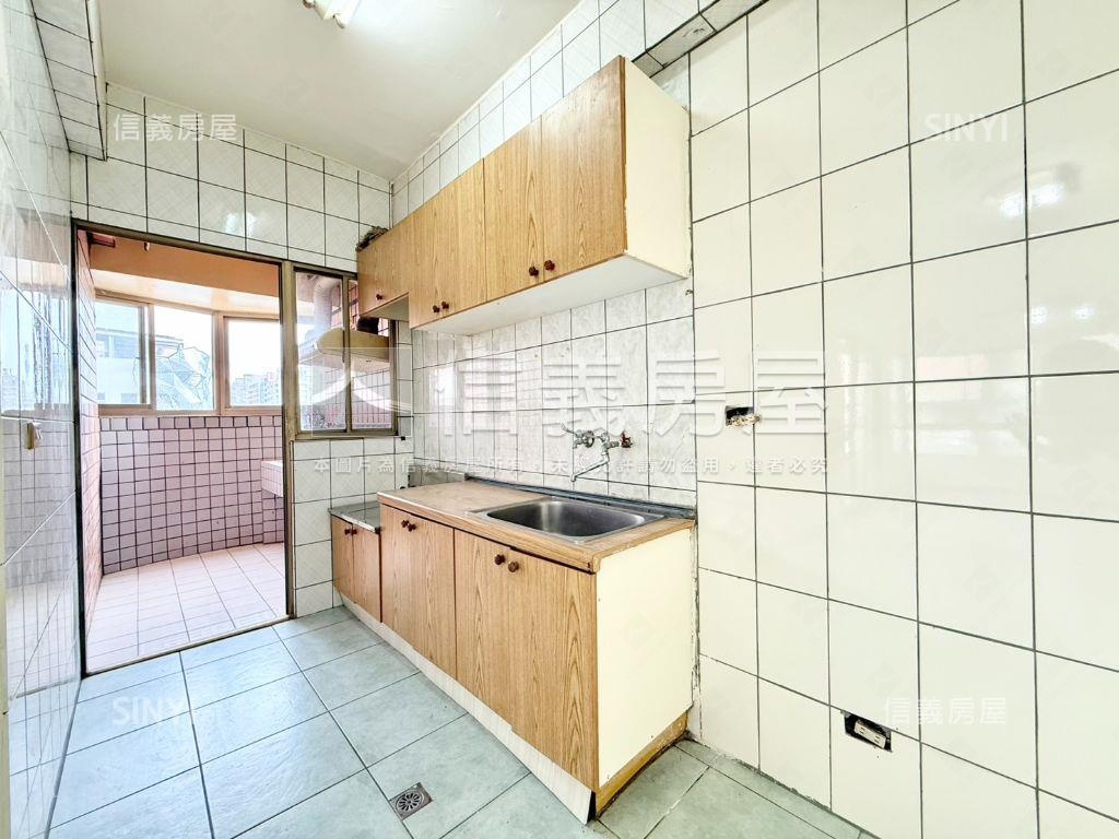 漢口商圈大三房平面車位房屋室內格局與周邊環境