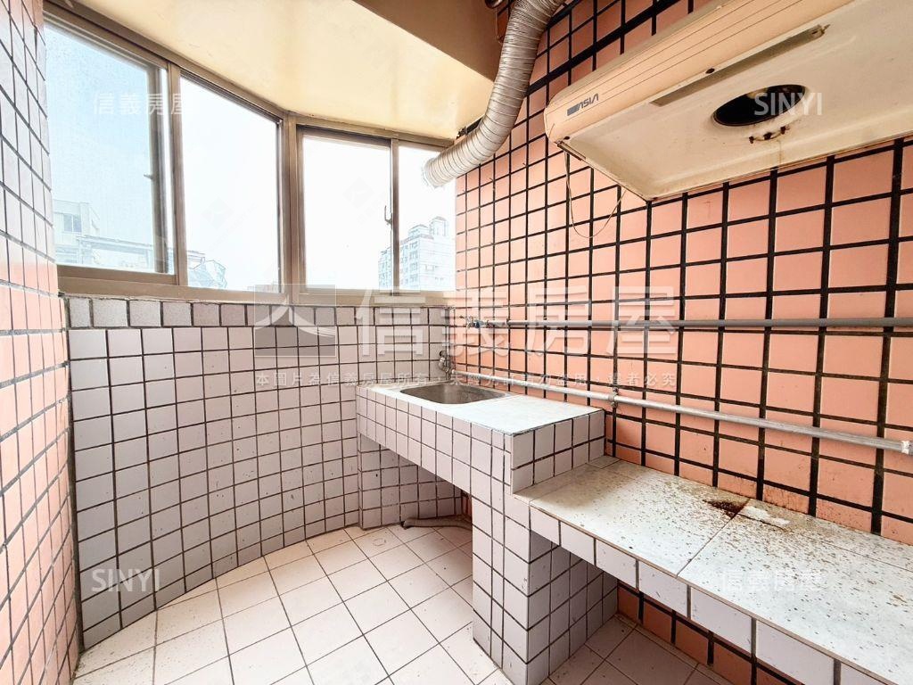 漢口商圈大三房平面車位房屋室內格局與周邊環境