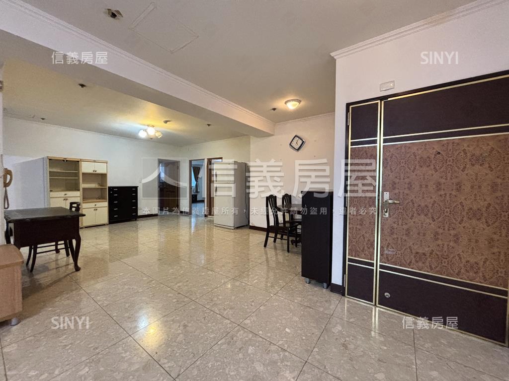 摩天高雄‧亮四房平車房屋室內格局與周邊環境