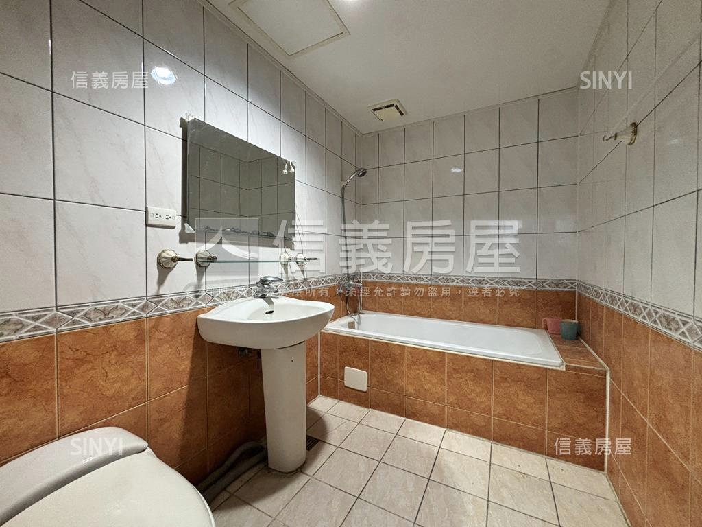 摩天高雄‧亮四房平車房屋室內格局與周邊環境