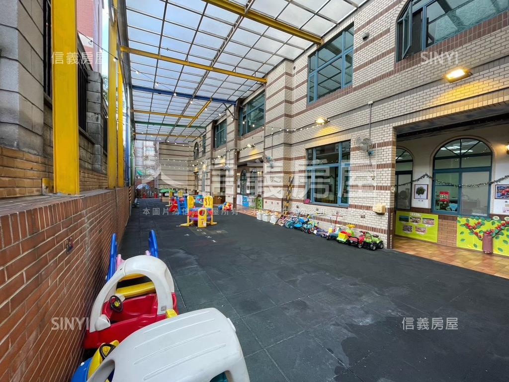 近家樂福巴黎富邑幼兒園房屋室內格局與周邊環境