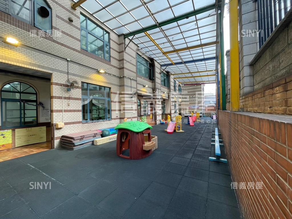 近家樂福巴黎富邑幼兒園房屋室內格局與周邊環境