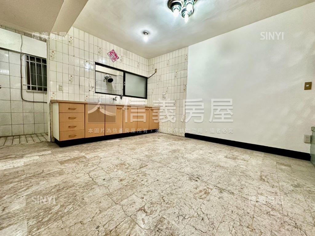 正太原路上透天店面房屋室內格局與周邊環境