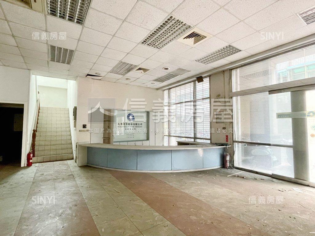 正中華東路☆三角窗店面房屋室內格局與周邊環境