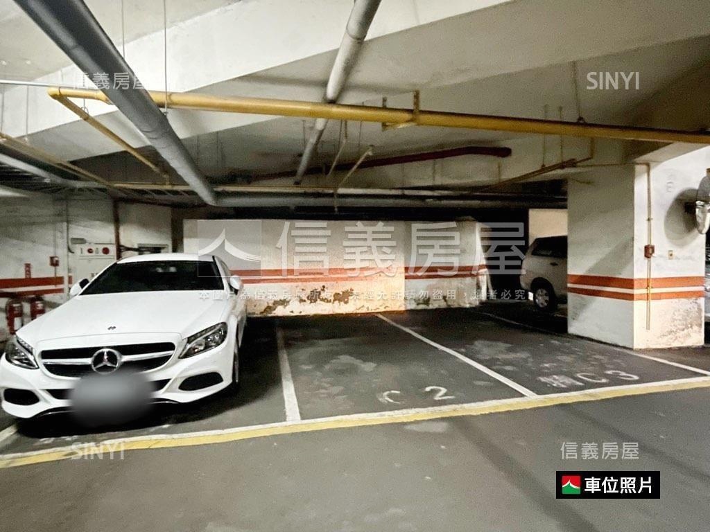 正中華東路☆三角窗店面房屋室內格局與周邊環境