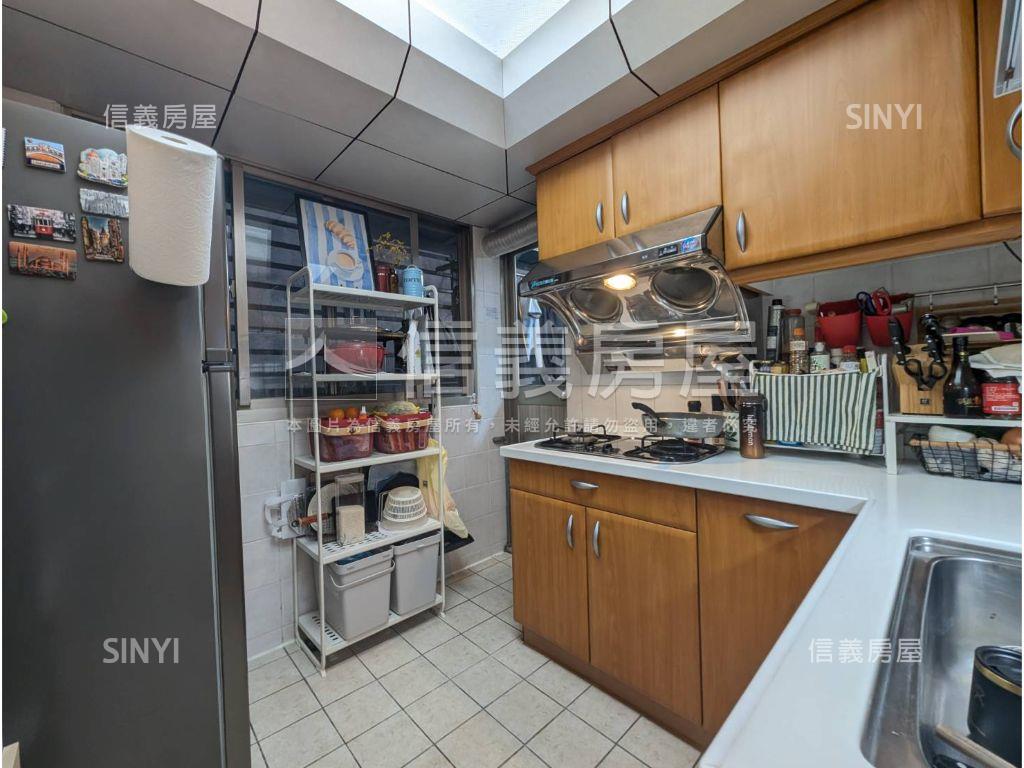 科技捷運三房車位房屋室內格局與周邊環境