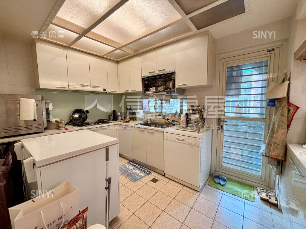 天母綠景社區管理３房房屋室內格局與周邊環境