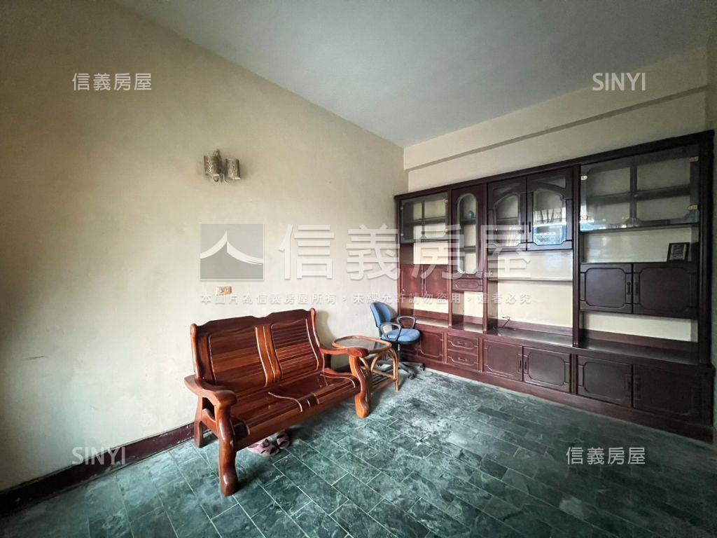 新市市中心懷舊透天房屋室內格局與周邊環境