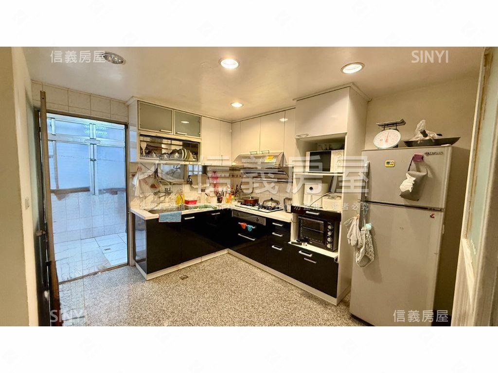 稀有低總價!挑高雙車透天房屋室內格局與周邊環境