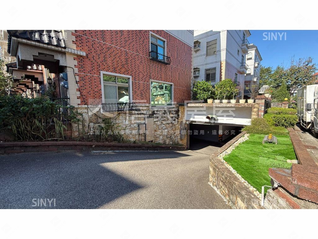 稀有低總價挑高雙車位透天房屋室內格局與周邊環境