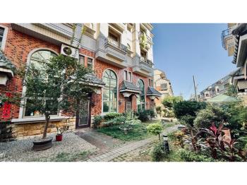 稀有低總價!挑高雙車透天