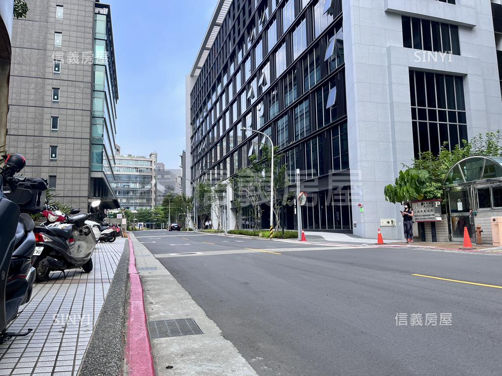 內科西湖捷運·坡平車位房屋室內格局與周邊環境