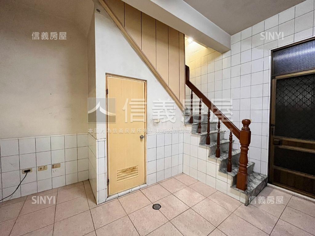 草衙道雙面採光活巷透天房屋室內格局與周邊環境