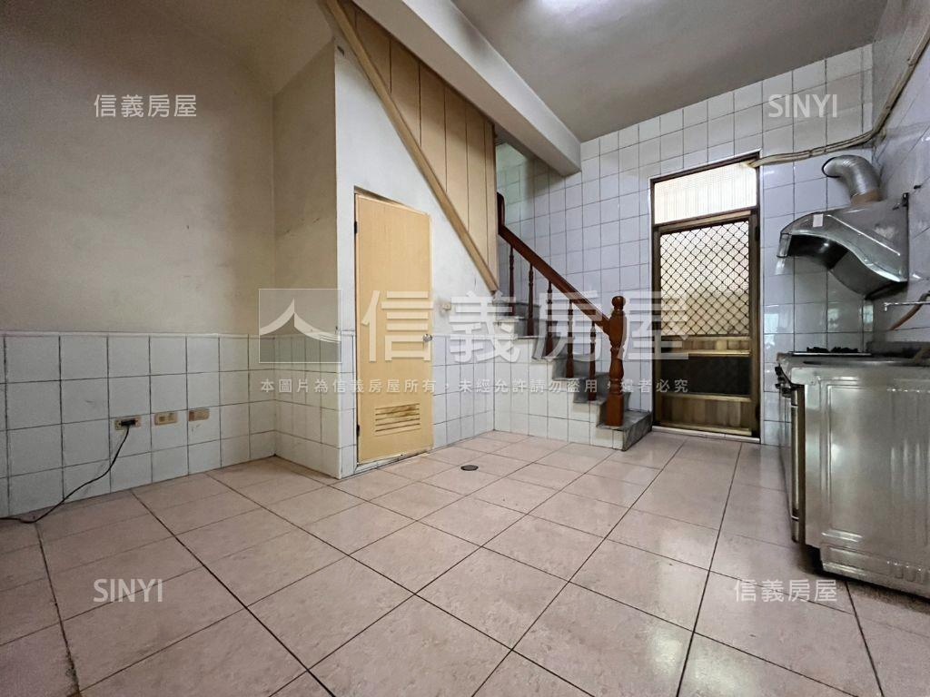 草衙道雙面採光活巷透天房屋室內格局與周邊環境