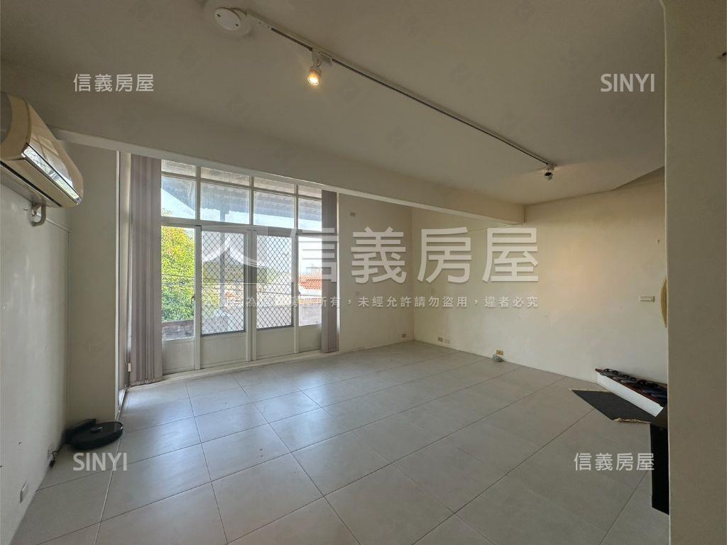 近園區車庫庭院山景別墅房屋室內格局與周邊環境