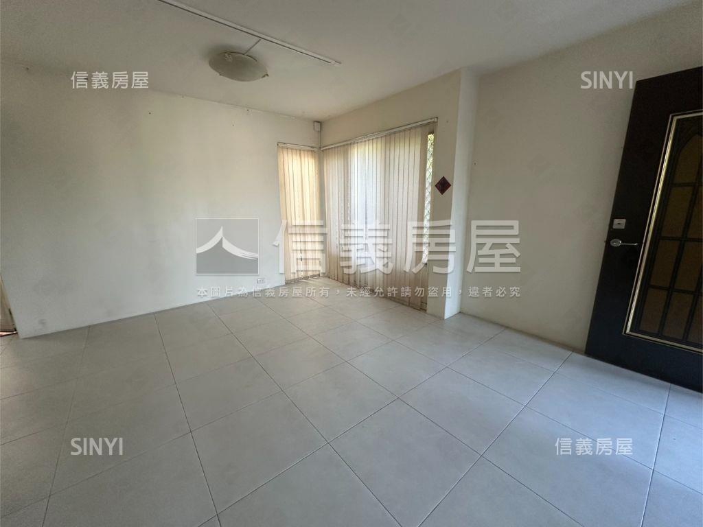 近園區車庫庭院山景別墅房屋室內格局與周邊環境