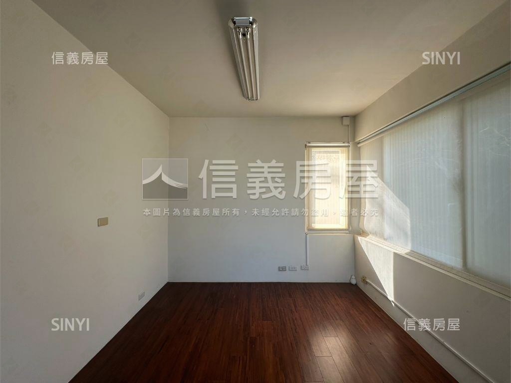 近園區車庫庭院山景別墅房屋室內格局與周邊環境