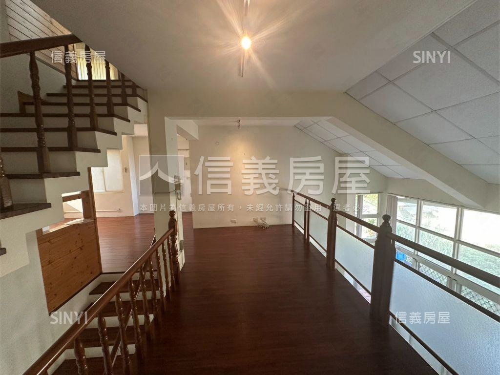 近園區車庫庭院山景別墅房屋室內格局與周邊環境